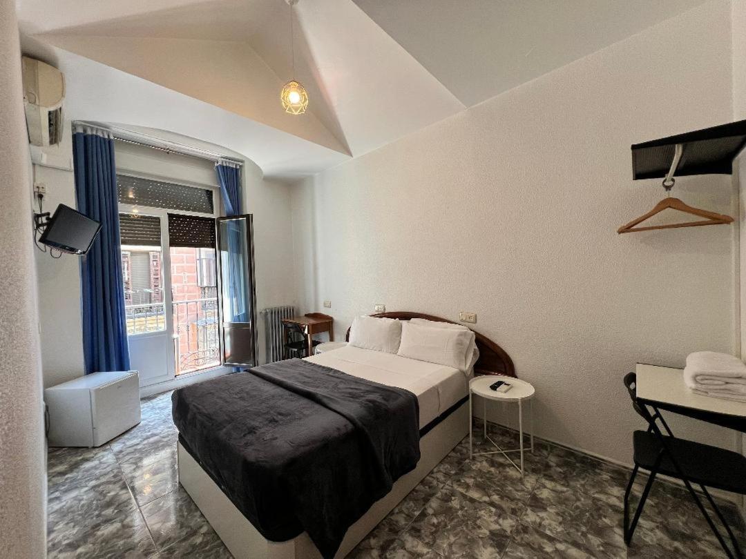 Hostal Palacios Fuencarral Madrid Kültér fotó