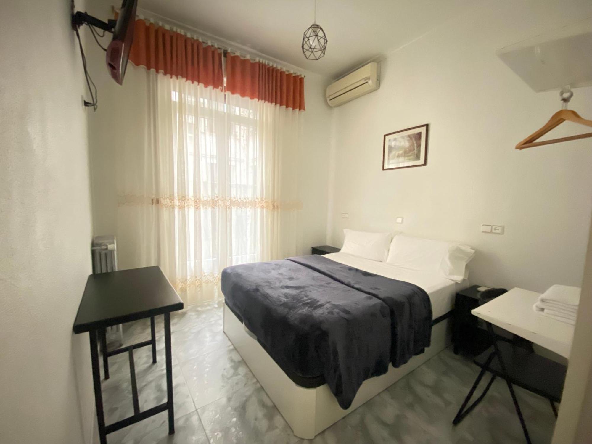 Hostal Palacios Fuencarral Madrid Kültér fotó